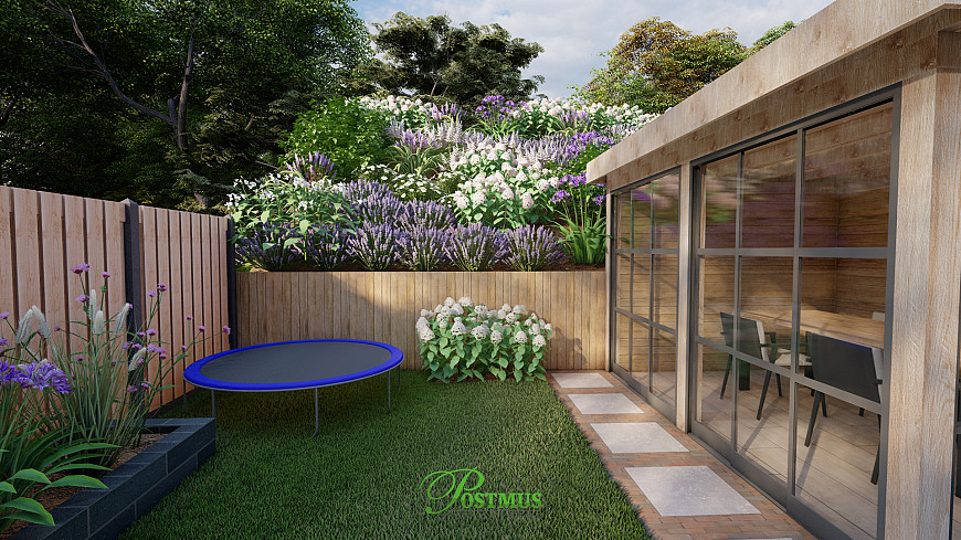 Zelfs een mooie houten veranda past in deze tuin