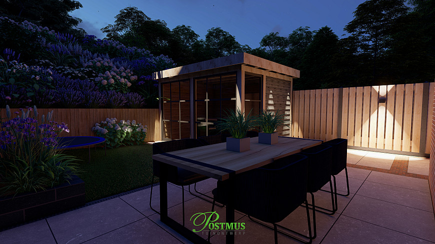 Zelfs een mooie houten veranda past in deze tuin
